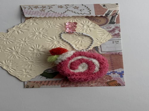 تعليقة شنطة كروشية على شكل قطعة كيك