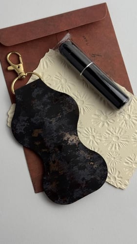 تعليقة شنطة حامل للعطر جلد