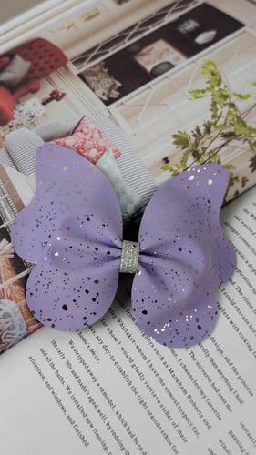 فراشة كبيرة جلد بنفسجي مزينة بنقط فضي