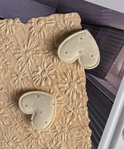 توكات قلوب بألوان متعددة مزينة برسوم أزهار صغيرة