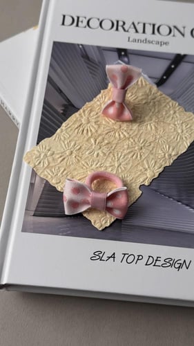 بكلات قماش أبيض ووردي منقط