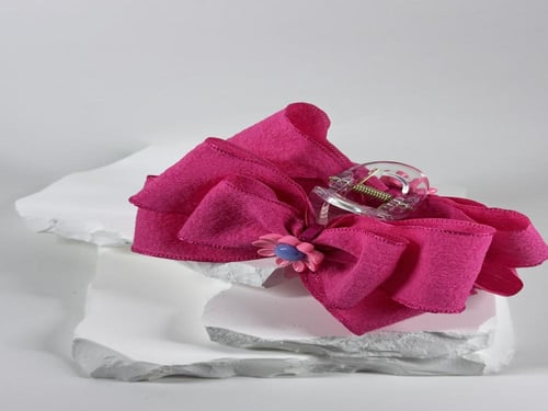 مساكة بلاستك شفاف مزينة بشرايط وردي