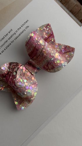 توكة جلد لامع تدرج اللون الوردي مموج