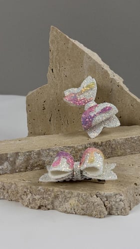 توكات جلد أبيض لامع مزينة بجلد بألوان متدرجة