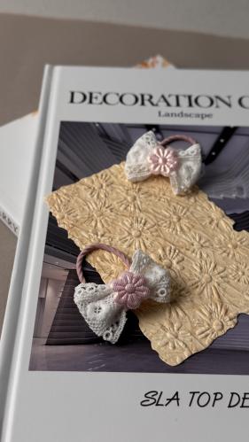 بكلة دانتيل أبيض مزينة بوردة لون وردي لامع