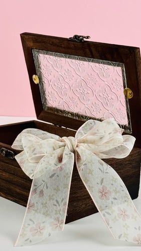 توكة شرايط ابيض ورسومات زهور