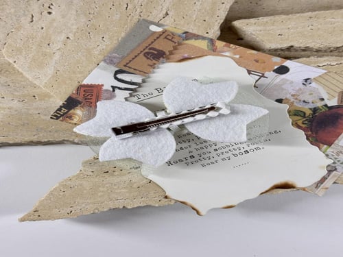 توكة جلد أبيض وشريطة اخضر فاتحة مزينة بأقحوان أبيض