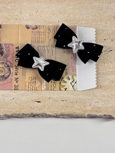 توكات مخمل اسود صغيرة مزينة بنجوم فضية