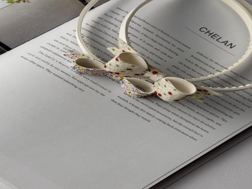 طوق جلد أبيض مزين بجليتر ملون