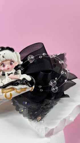 توكة شيفون أسود مزينة بمجسم دمية