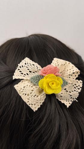 توكة دانتيل بيج مزينة بازهار وردي وأصفر