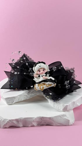 توكة شيفون أسود مزينة بمجسم دمية