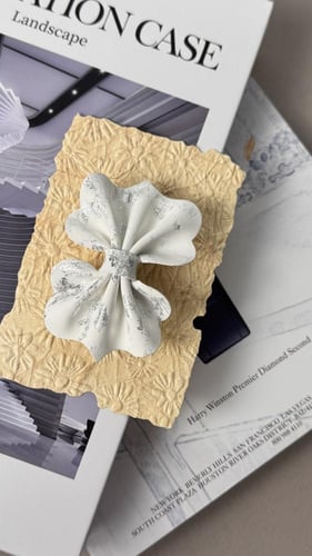 توكة جلد أبيض وتموجات فضي