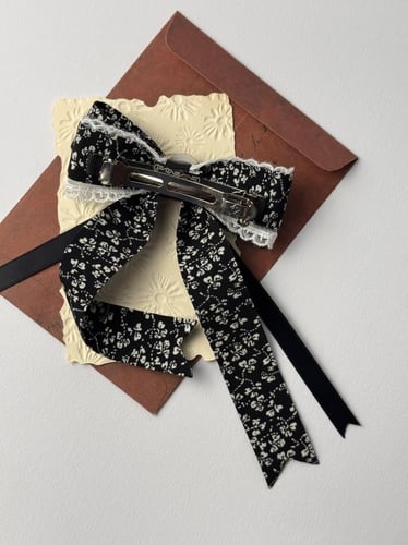 توكة شرايط أسود مشجر بأبيض مزينة باكريلك ذهبي