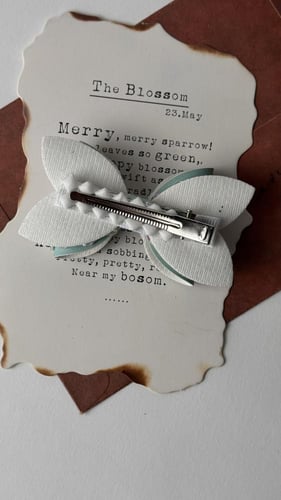 توكة جلد تركواز وجلد أبيض مزين بجليتر ورسومات ملون...