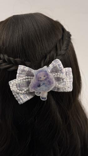 توكة قماش ابيض وموف مزينة بدمية أكرلك