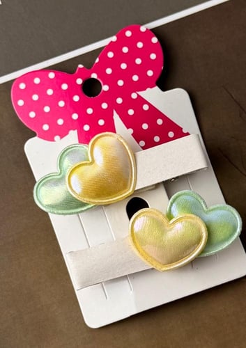 توكات جلد أبيض مزين بقلوب ملونة لامعة