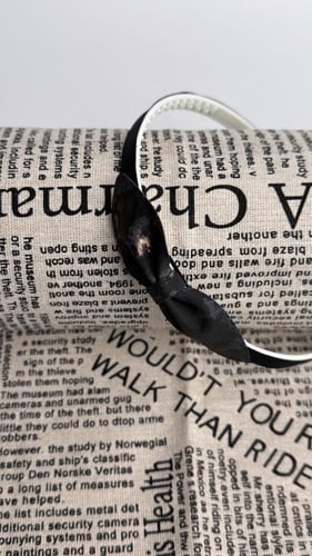 طوق جلد أسود مموج بلون نحاسي