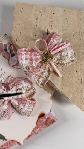 توكات قماش وري وابيض مذهب مزين بقلب ذهبي