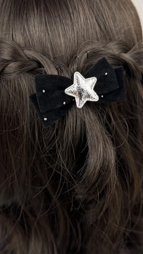 توكات مخمل اسود صغيرة مزينة بنجوم فضية