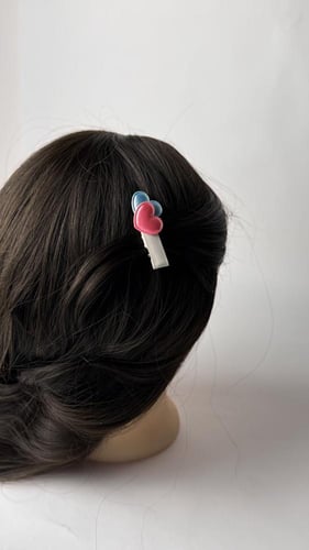 توكات جلد أبيض مزين بقلوب ملونة لامعة