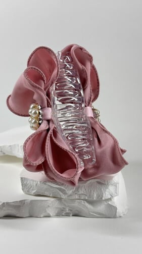 مساكة بلاستك مزينة بقماش ساتان