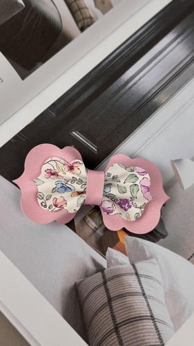 توكة جلد وردي لامع مع جلد أبيض مشجر