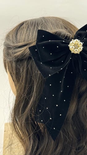 توكة مخمل اسود مزينة بإكسسوار فضي كرستال ولولو