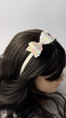 طوق مزين بفيونكة جلد لامع