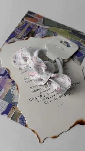 بكلات جلد أبيض مزين برسومات