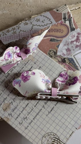 توكات على شكل فيونكة جلد أبيض مشجر بورود بنفسجي و...