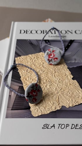 بكلات لون ازرق سماوي مزين برسومات أزهار حمراء