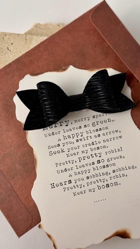 توكة قماش ثقيل أسود ومخمل لامع