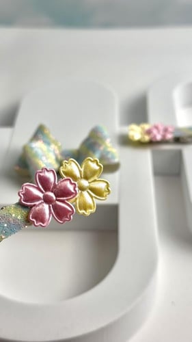 توكات جلد لامع مزينة بالورد