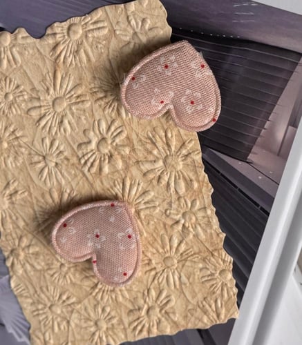 توكات قلوب بألوان متعددة مزينة برسوم أزهار صغيرة