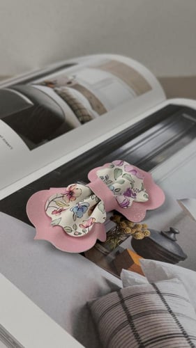 توكة جلد وردي لامع مع جلد أبيض مشجر