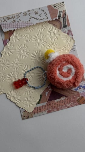 تعليقة شنطة كروشية على شكل قطعة كيك