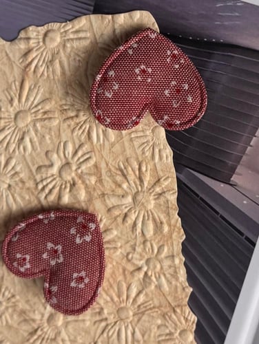 توكات قلوب بألوان متعددة مزينة برسوم أزهار صغيرة