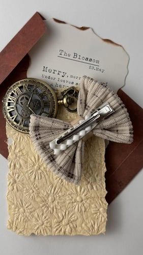 توكة قماش مخمل بيج كاروهات بني