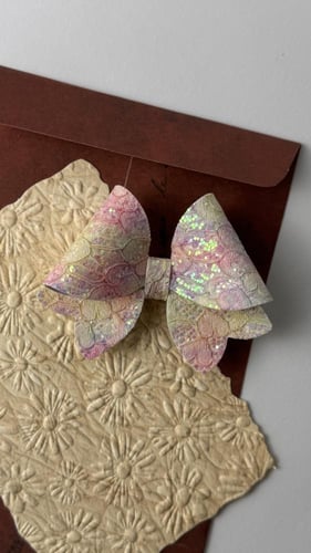 توكة جلد ملون بألوان ناعمة مزين بجليتر