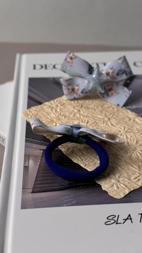 بكلة جلد أزرق سماوي مزينة برسومات أزهار وفراشات