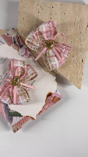 توكات قماش وري وابيض مذهب مزين بقلب ذهبي