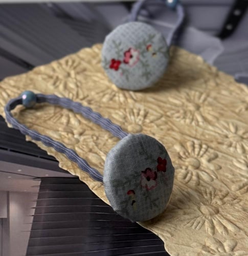 بكلات لون ازرق سماوي مزين برسومات أزهار حمراء