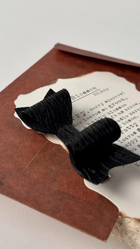 توكة قماش ثقيل أسود ومخمل لامع