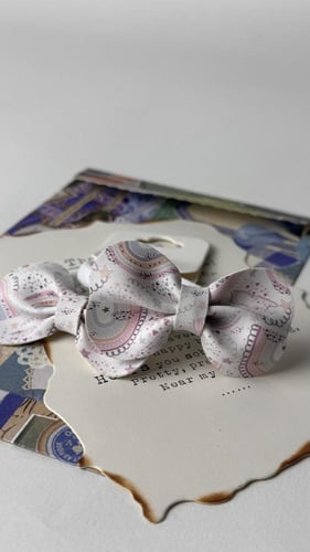 بكلات جلد أبيض مزين برسومات