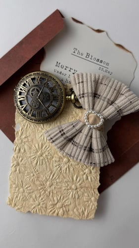 توكة قماش مخمل بيج كاروهات بني