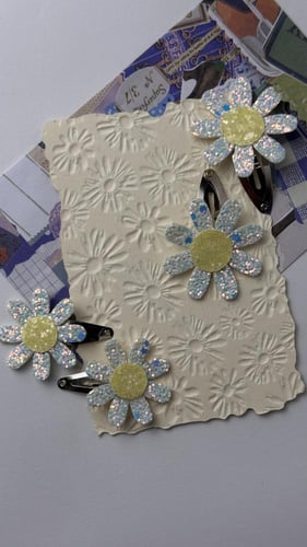 طقم توكات زهرة بيضاء صغيرة وكبيرة