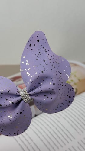 فراشة كبيرة جلد بنفسجي مزينة بنقط فضي