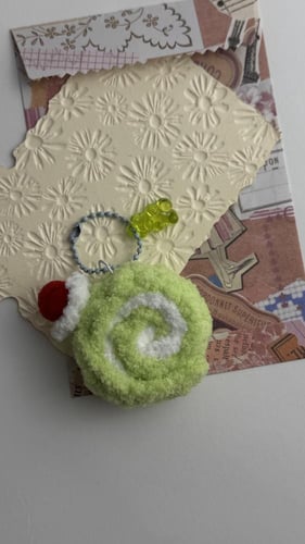 تعليقة شنطة كروشية على شكل قطعة كيك