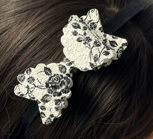 طوق مزين بفيونكة جلد لامع